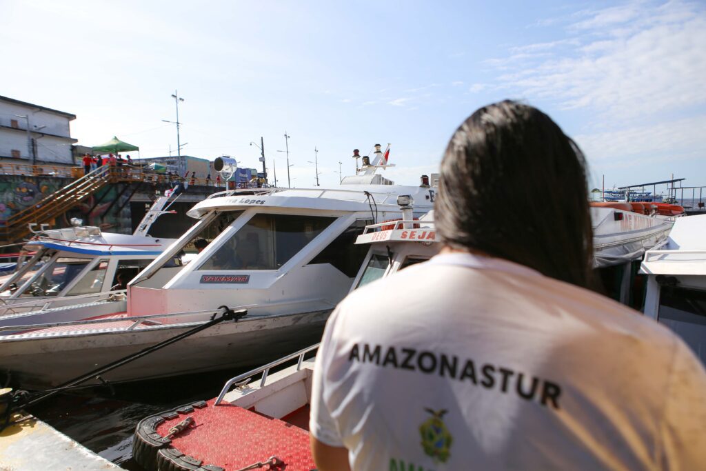 Amazonastur Acao de sensibilizacao com turistas no Porto de Manaus Foto Lucas Silva Amazonastur 2 1024x683 1