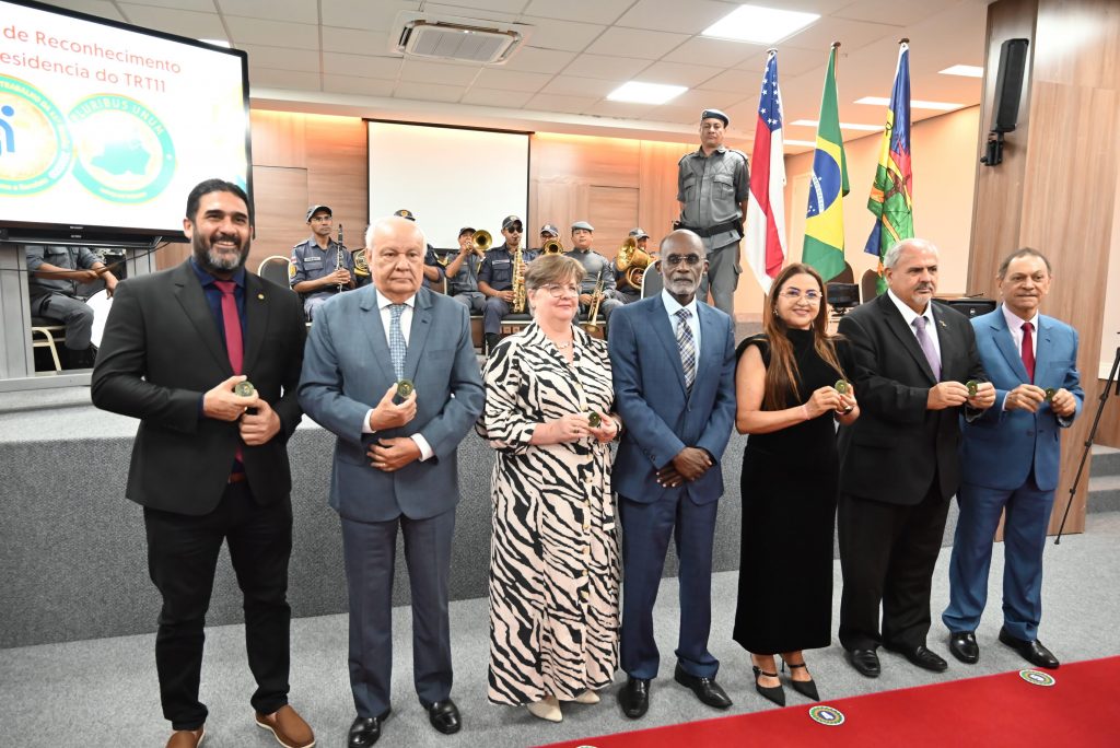 Deputado Cristiano DAngelo recebe Moeda de Reconhecimento da presidencia do Tribunal Regional do Trabalho da 11a Regiao Foto Ely Caldeira 1024x684 NLo03c