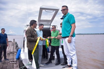 Emenda parlamentar do deputado Joao Luiz garante primeira ambulancha com semi UTI ao municipio de Codajas AxczUr