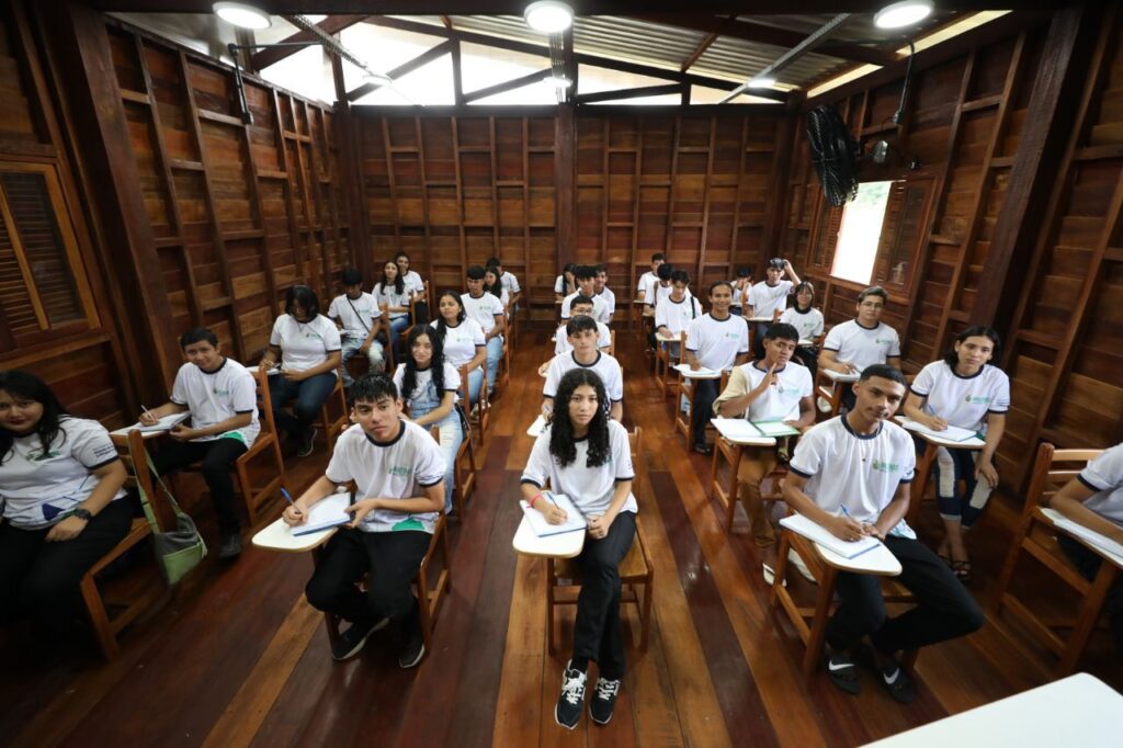 Governador Wilson Lima destaca a importancia do incentivo ao polo moveleiro com a construcao da primeira Escola da Floresta no estado 4 Foto Alex Pazuello e Diego Peres Secom 1 1024x682 1