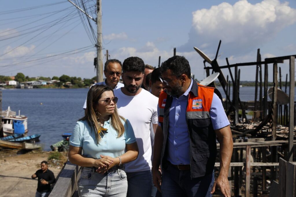 Governador ajuda vitima de incendio em Nhamunda 5 1024x682 1