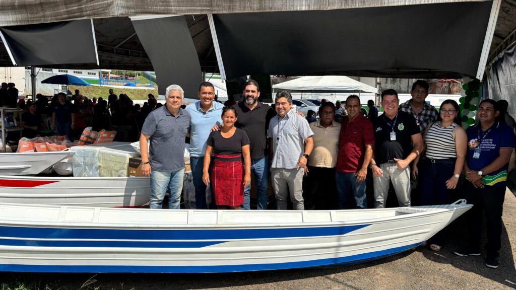 Idam Entrega de R 1 milhao em credito rural a pescadores de Manacapuru Fotos Marfran Vieira 2 1024x576 1