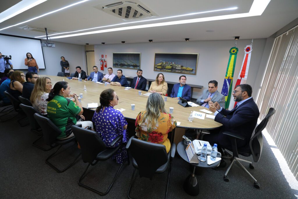 Wilson Lima anuncia pagamento de vale alimentacao para servidores afastados por licenca medica premio e maternidade 2 Foto Diego Peres Secom 2 1024x682 1