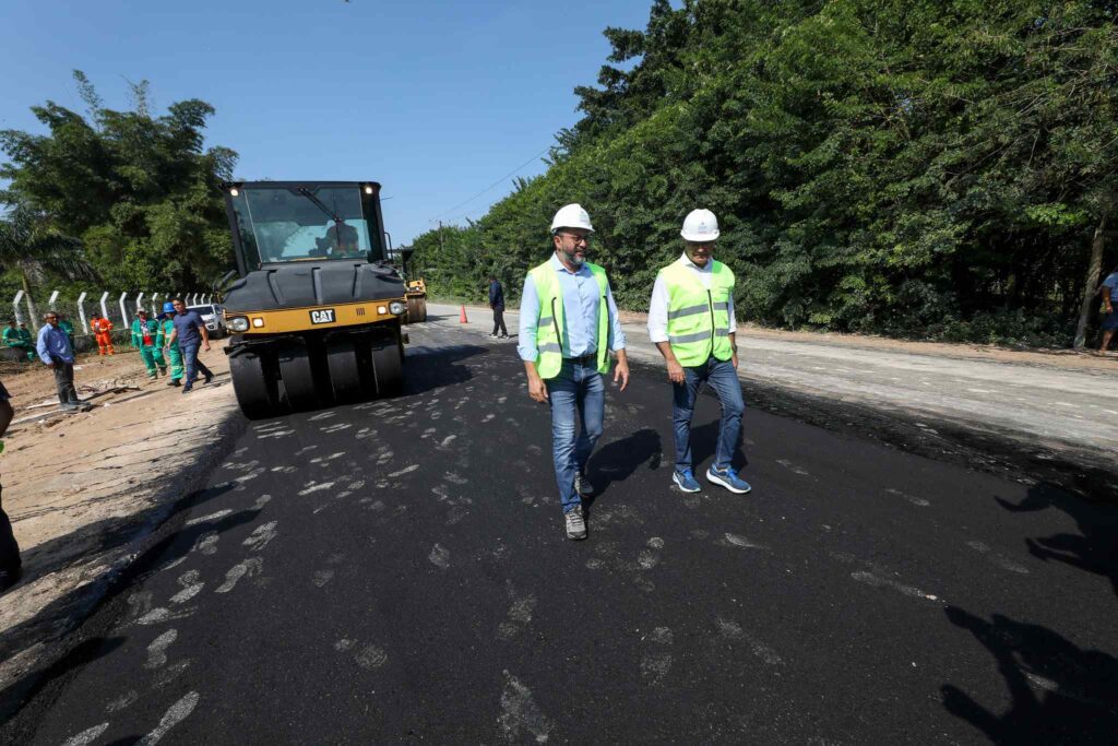 Wilson Lima vistoria retomada de obras na AM 010 e destaca diferencial no trabalho de modernizacao da rodovia Foto Alex Pazuello Secom 8 1024x683 1