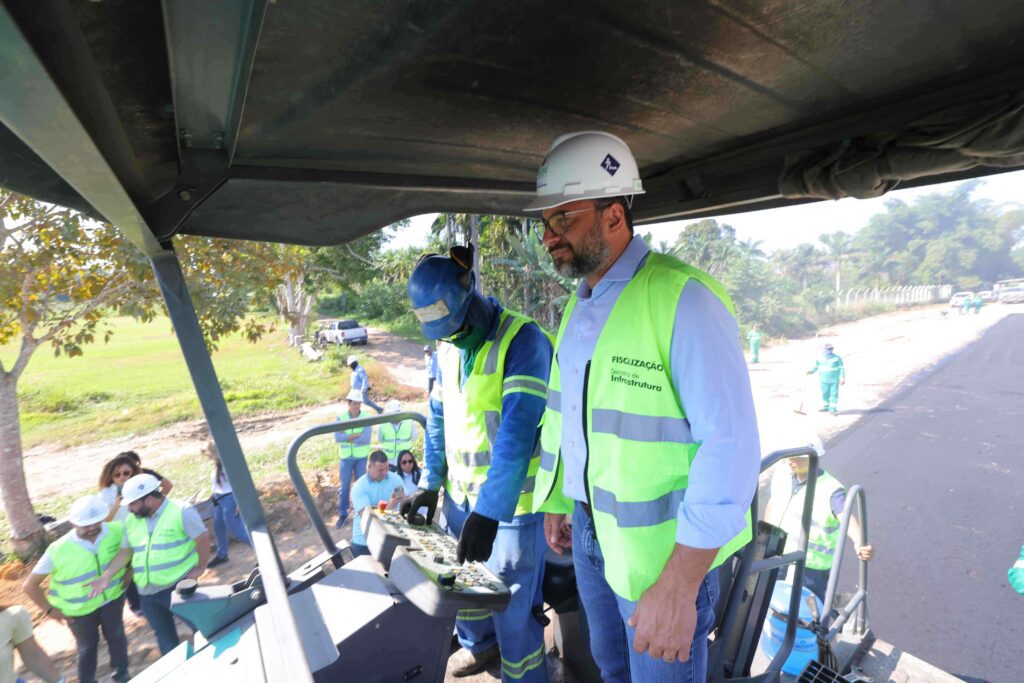 Wilson Lima vistoria retomada de obras na AM 010 e destaca diferencial no trabalho de modernizacao da rodovia Foto Diego Peres Secom 1 1024x683 1