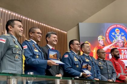 Comandante Dan homenageia bombeiros militares na Aleam gHwxrH