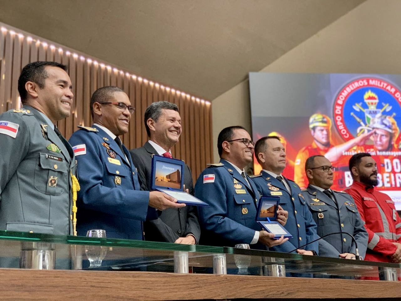 Comandante Dan homenageia bombeiros militares na Aleam