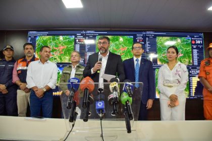 Deputado Joao Luiz participa com o governador Wilson Lima do anuncio de medidas ao combate de queimadas no Amazonas Foto Mauro Smith eSqiOd