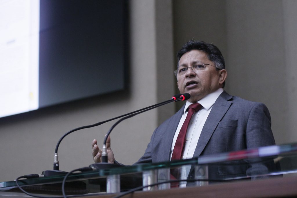 Deputado Sinesio Campos destaca valorizacao dos profissionais da educacao apos anuncio de reajuste 1024x683 ZjeaIs