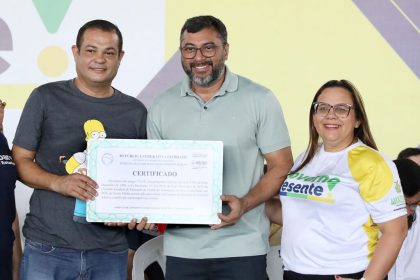 Educacao Governo Presente Aluno Fabio Costa recebe cerificado Foto Euzivaldo Queiroz Seduc 1024x734 1