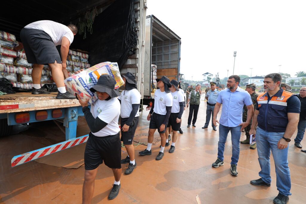 Governador Wilson Lima acompanha primeiro envio de ajuda humanitaria para municipios ja afetados pela estiagem 1 Foto Diego Peres Arthur Castro Alez Pazuello Secom 1024x682 1