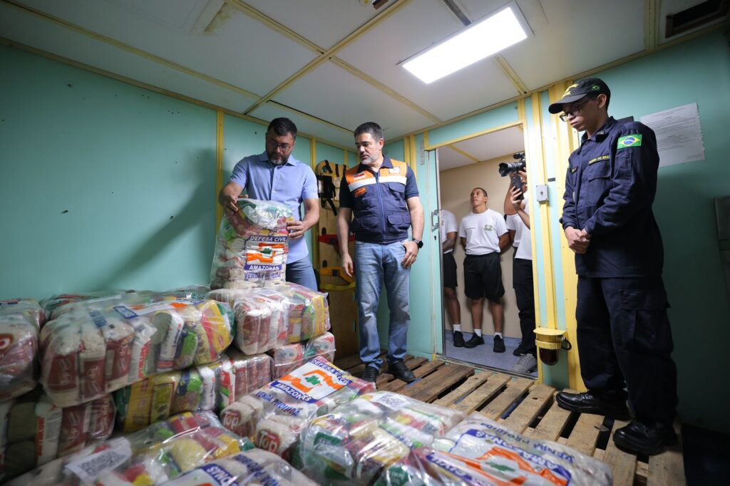 Governador Wilson Lima acompanha primeiro envio de ajuda humanitaria para municipios ja afetados pela estiagem 2 Foto Diego Peres Arthur Castro Alez Pazuello Secom 1024x682 1