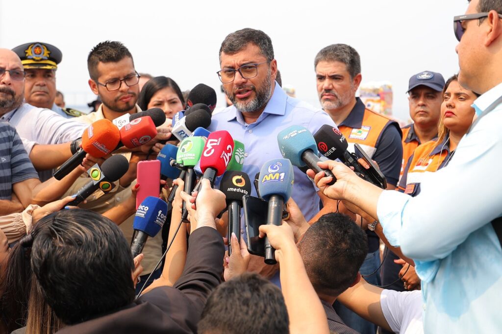 Governador Wilson Lima acompanha primeiro envio de ajuda humanitaria para municipios ja afetados pela estiagem 4 Foto Diego Peres Arthur Castro Alez Pazuello Secom 1024x682 1