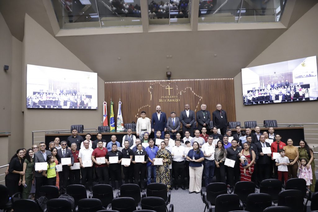 Sinesio Campos homenageia garcons e garconetes durante Sessao Especial na Aleam Foto Danilo Mello 1024x682 FNJGDR