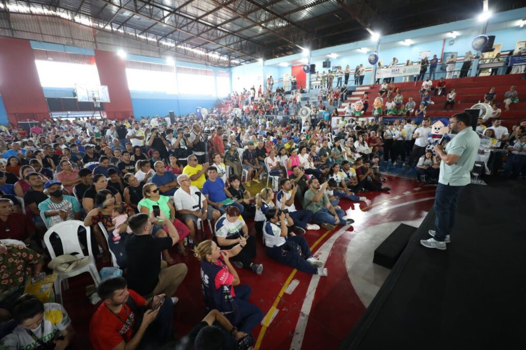 Wilson Lima acompanha a 11a edicao do Governo Presente com acoes de cidadania e assina regularizacao fundiaria para moradores do Residencial Petropolis 2 Alex Pazuello e Diego Peres 1024x682 1