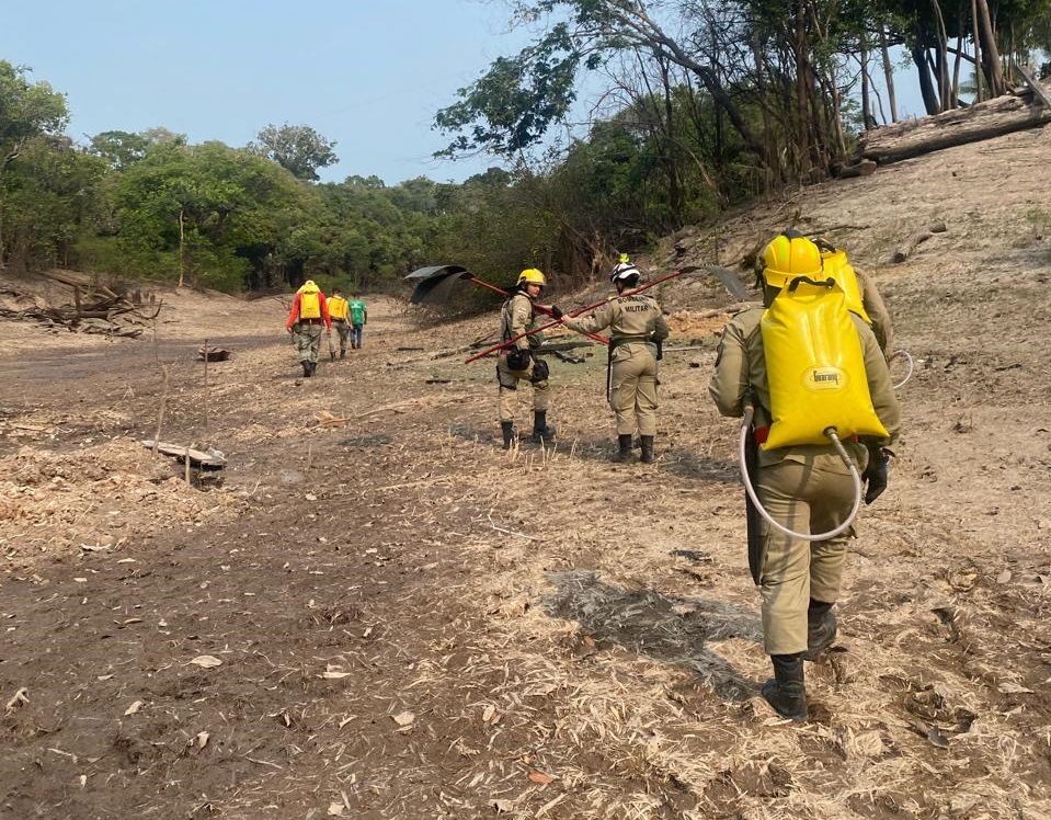 03 Sema Equipes apagam chamas em Unidade de Conservacao no Rio Negro