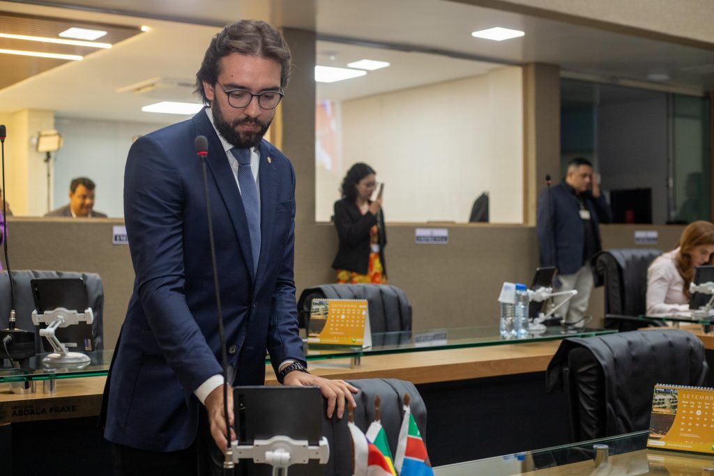 Deputado Thiago Abrahim propoe canal de reclamacoes contra a discriminacao de autistas em ambientes escolares Foto Jhonatan Darth 1024x683 kJGdM0