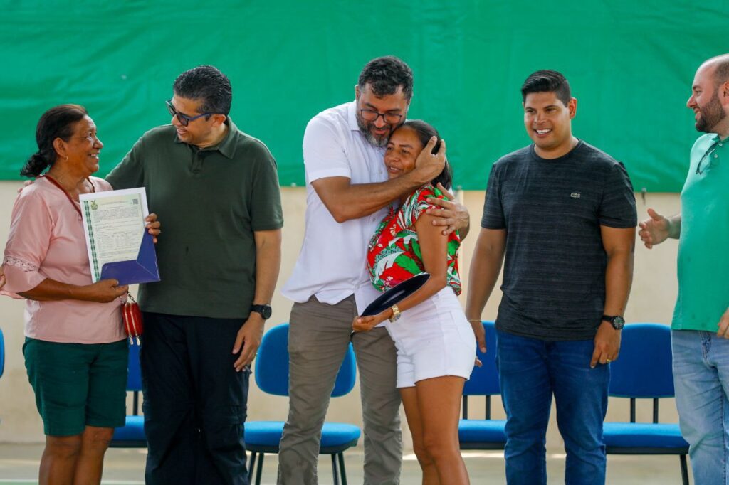 Entrega de titulos definitivos em Parintins Mauro Neto Secom 1024x682 1