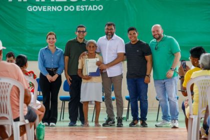 Entrega de titulos definitivos em Parintins Mauro Neto Secom. 2 1024x682 1