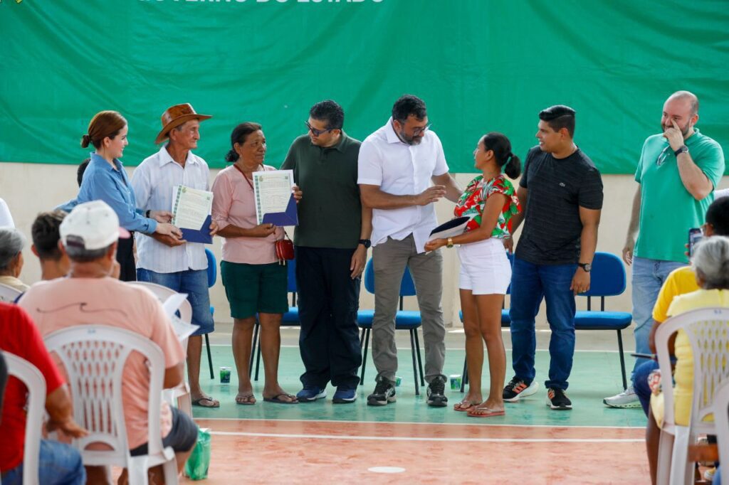 Entrega de titulos definitivos em Parintins Mauro Neto Secom. 5 1 1024x682 1