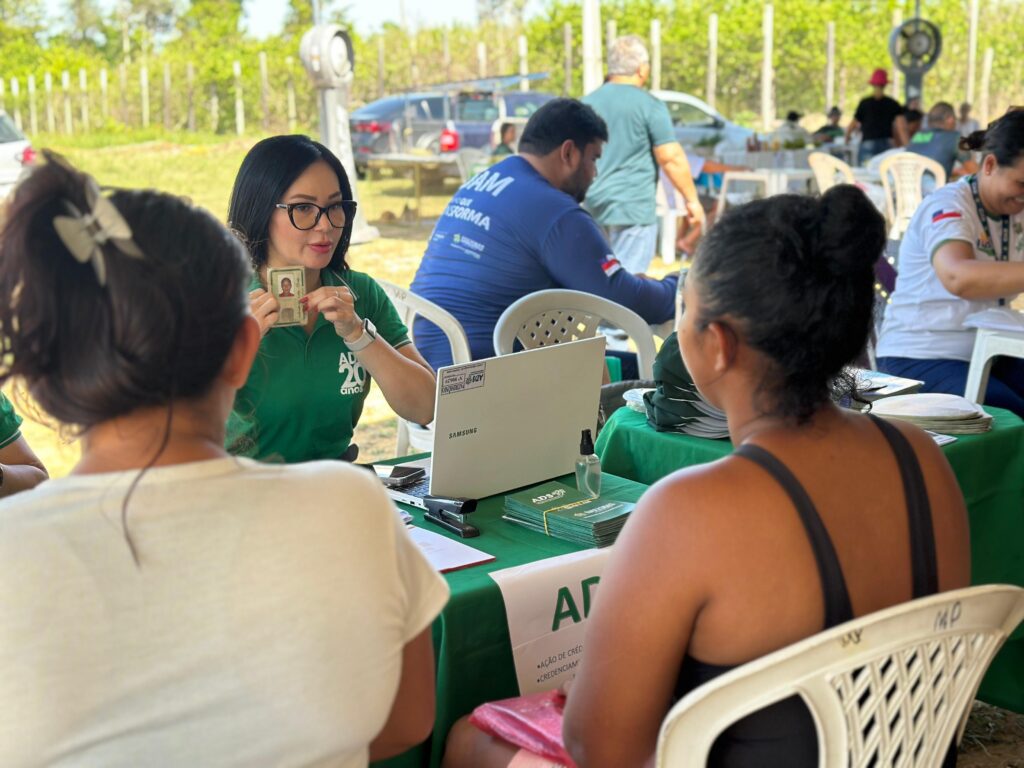 ADS Durante a acao a equipe tecnica da ADS esteve presente para orientar feirantes interessados em obter financiamento Foto Divulgacao ADS 2 1024x768 1