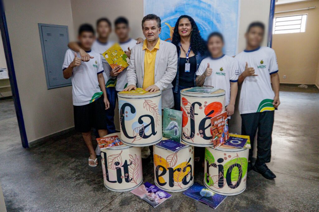 Autor Tenorio Telles posou com os socioeducandos Fotos Lincoln Ferreira 1024x682 1