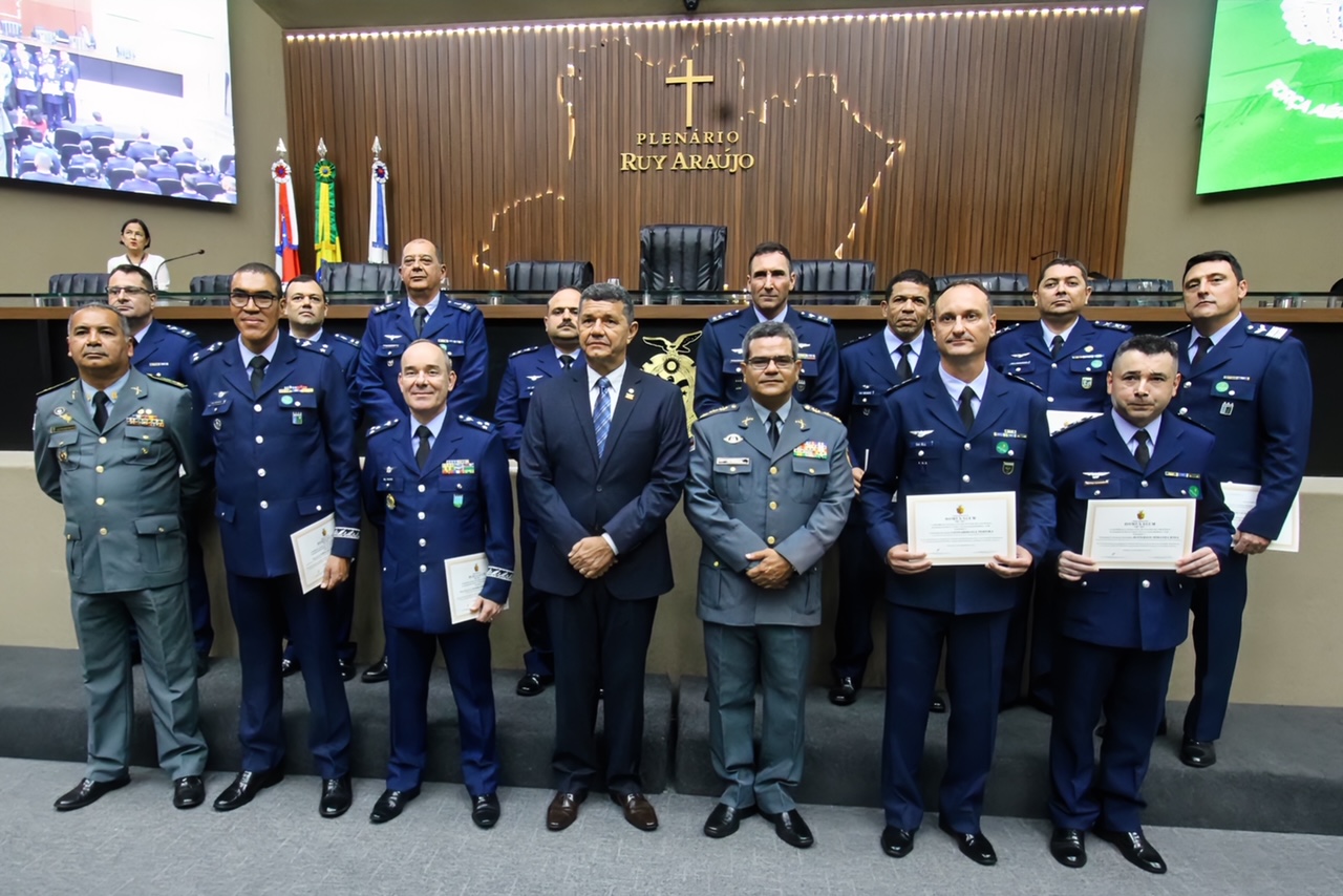 Comandante Dan homenageia aviadores da Forca Aerea Brasileira KUlBzq