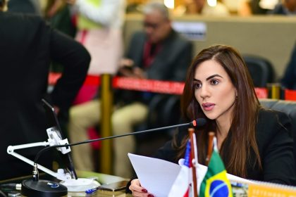 Debora Menezes tem cinco Projetos de Lei aprovados na Aleam 2GAHrP