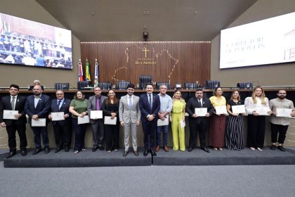 Delegado Pericles celebra o Dia do Corretor de Imoveis em Sessao Especial na Aleam esohVj