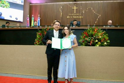 Deputado Daniel Almeida homenageia Marcia Lira com Medalha de Merito Legislativo Educacional Foto Gilson Mello rJhIl6