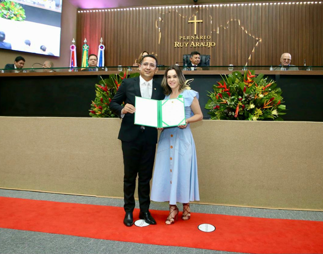 Deputado Daniel Almeida homenageia Marcia Lira com Medalha de Merito Legislativo Educacional Foto Gilson Mello rJhIl6