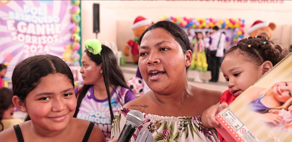 FPS PERSONAGEM RAQUEL RODRIGUES DIA DAS CRIANCAS DOE BRINQUEDOS E GANHE SORRISOS FOTO RODRIGO SANTOS SECOM 1024x499 1