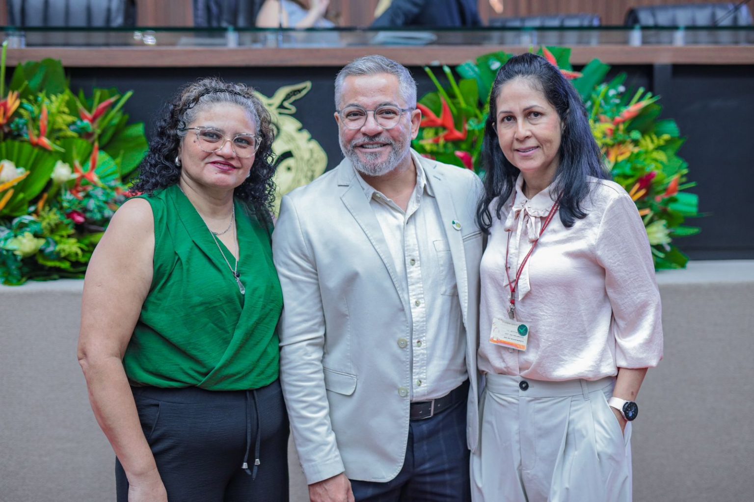 Wilker Barreto homenageia professores Joao Fernandes e Izabel Cristina com Medalha Ignes de Vasconcellos na Aleam Foto Daniel Santos lxjQgd