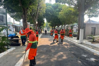 Acao de limpeza no cemiterio Sao Joao Batista