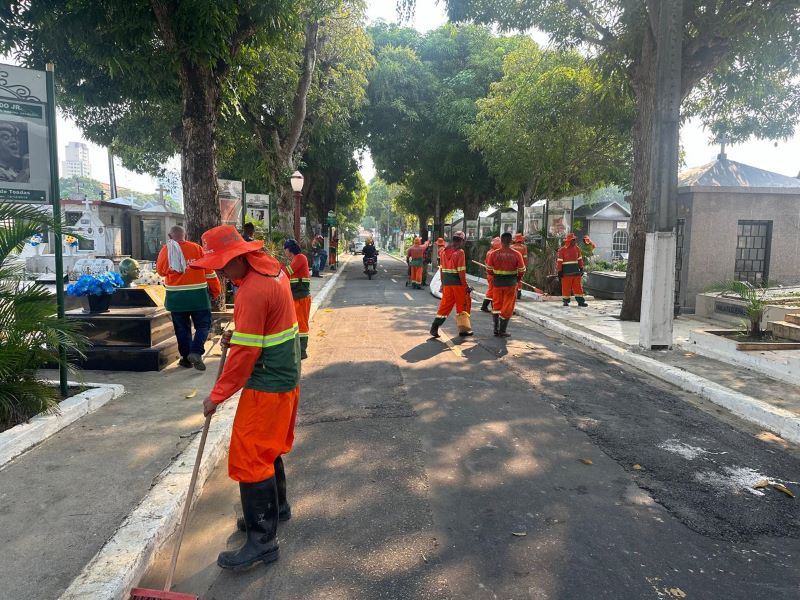 Acao de limpeza no cemiterio Sao Joao Batista