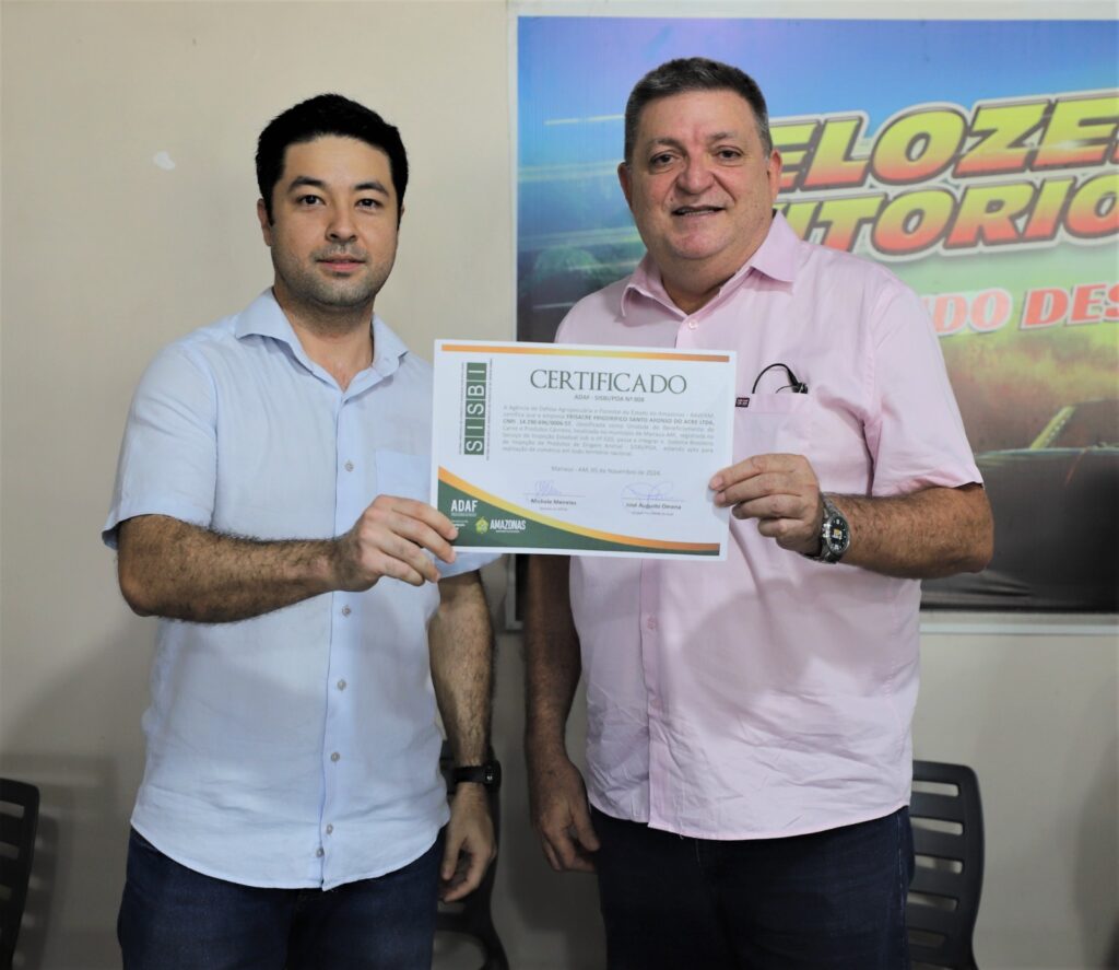 Adaf2 Diretor da Frisacre Rodrigo Felix recebe certificacao Sisbi do diretor presidente da Adaf Jose Omena 1024x887 1