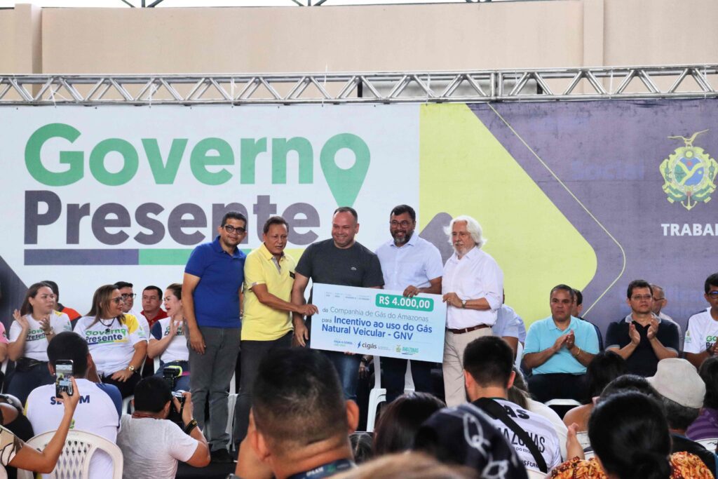 CIGAS Entrega do beneficio de R 4 mil da Campanha Faca a Conta. Use GNV para o motorista Silvio Oliveira Credito da Foto Divulgacao Cigas 1024x683 1