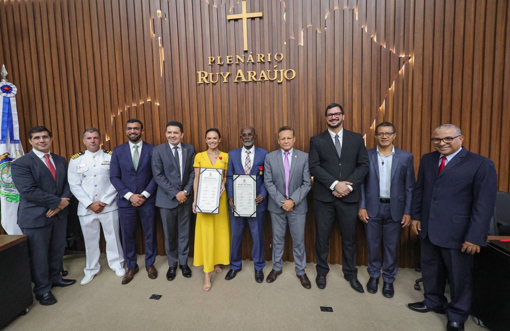 Delegado Pericles entrega Medalha Ruy Araujo ao desembargador Audaliphal Hildebrando e a procuradora do Trabalho Alzira Melo Foto Marcio James 1024x666 4mkzZj