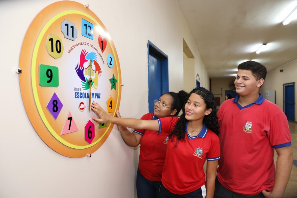 Educacao Entrega Relogio da Paz em Presidente Figueiredo Foto Euzivaldo Queiroz 1 1024x682 1