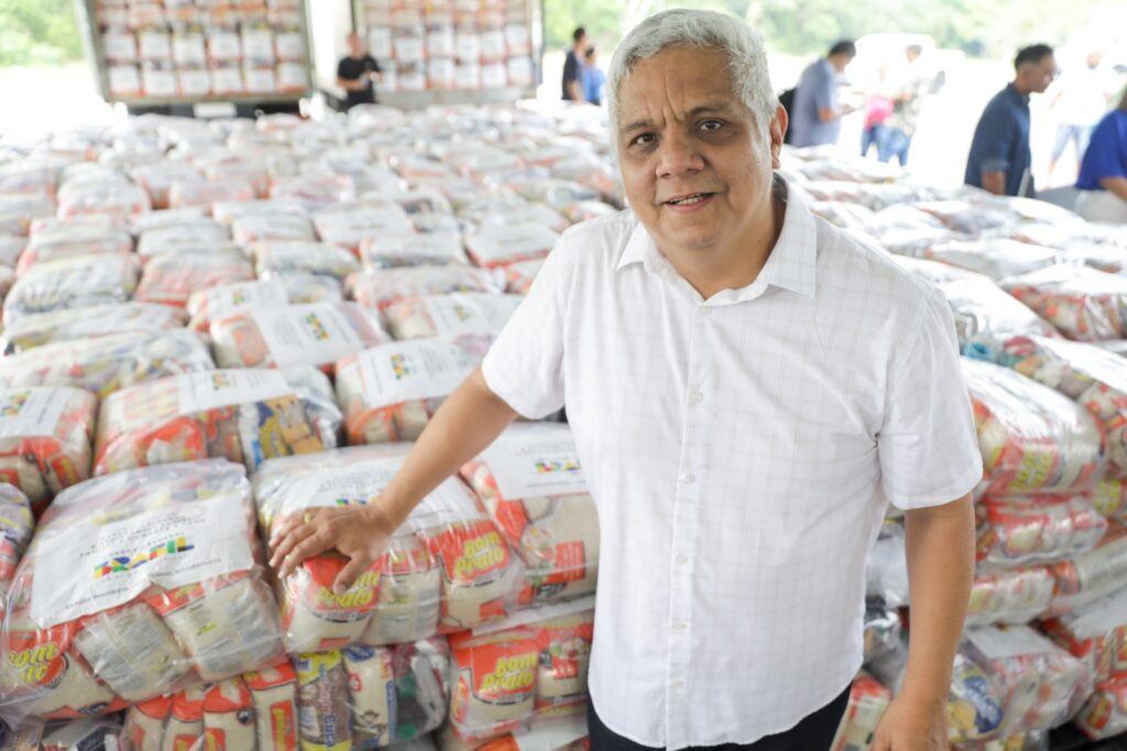 Governo do Amazonas entrega alimentos a pescadores 2 Secretario Executivo Sepa Sepror Alessandro Cohen Foto Arthur Castro Secom 1024x682 1