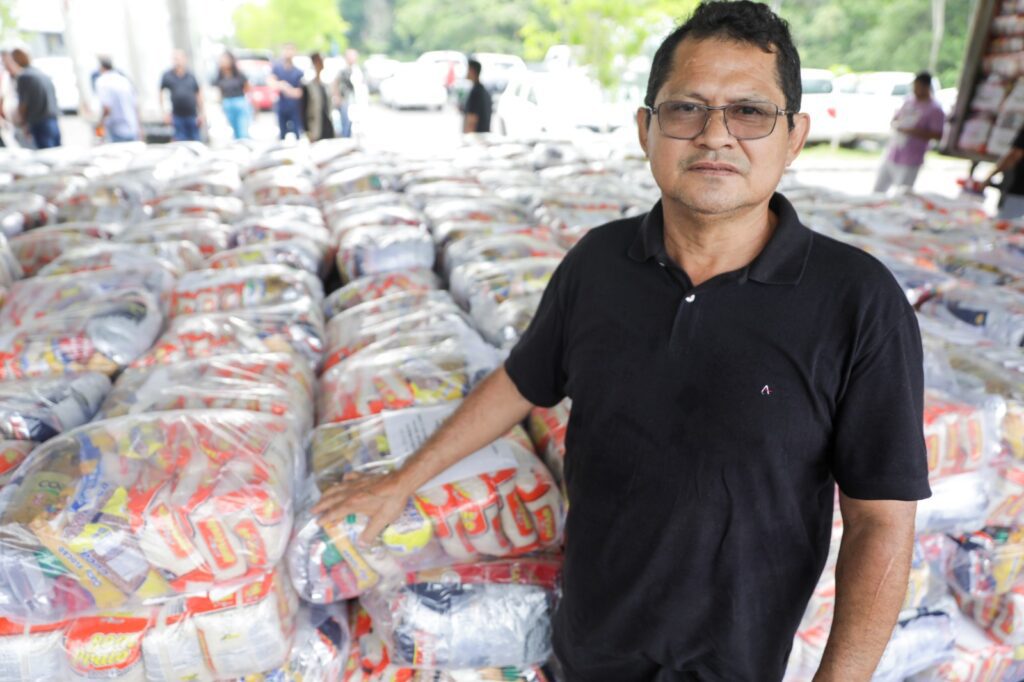 Governo do Amazonas entrega alimentos a pescadores 3 membro do Sindicato dos Pescadores e Pescadoras Artesanais do Amazonas Fesinpeam Ronido Nogueira Foto Arthur Castro Secom 1024x682 1