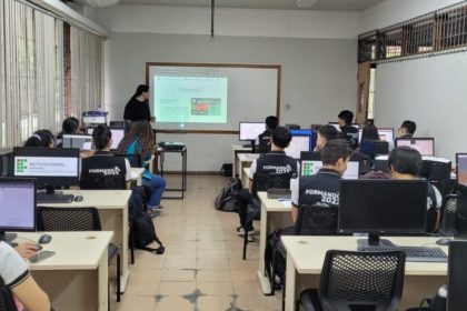 Novas formas de ensino aprendizagem da Fisica com o uso da tecnologia Foto Arquivo Izac Martins 2 1024x461 1