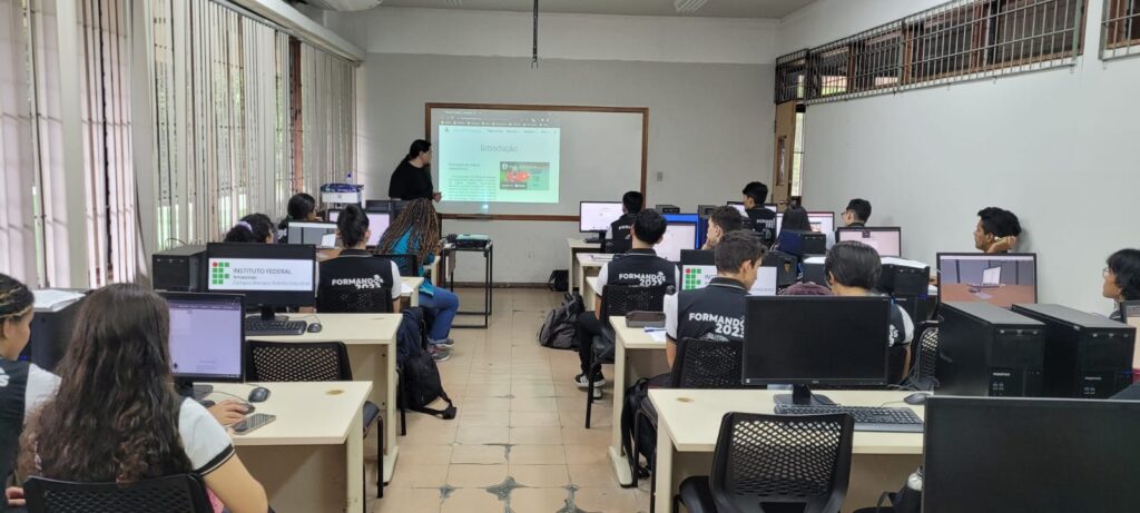 Novas formas de ensino aprendizagem da Fisica com o uso da tecnologia Foto Arquivo Izac Martins 2 1024x461 1