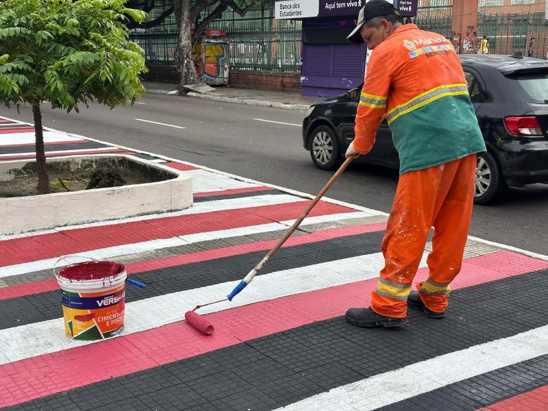 Prefeitura realiza servicos de manutencao na area central de Manaus