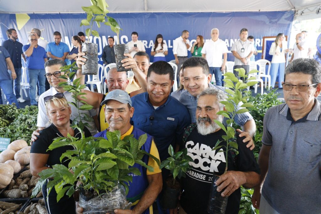 Secretario Daniel Borges na entrega de implementos agricolas Citros a produtores rurais da area metropolitana foto Isaac Maia Sepror 1 1024x682 1