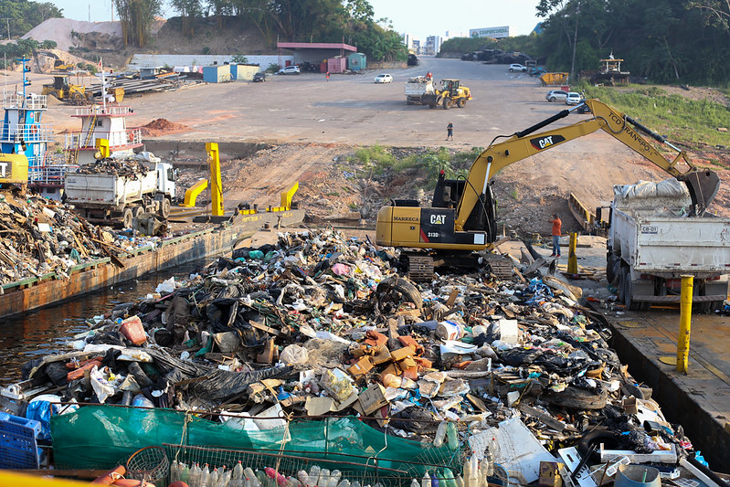 Prefeitura de Manaus realiza transbordo de residuos solidos retirados dos rios e igarapes 4