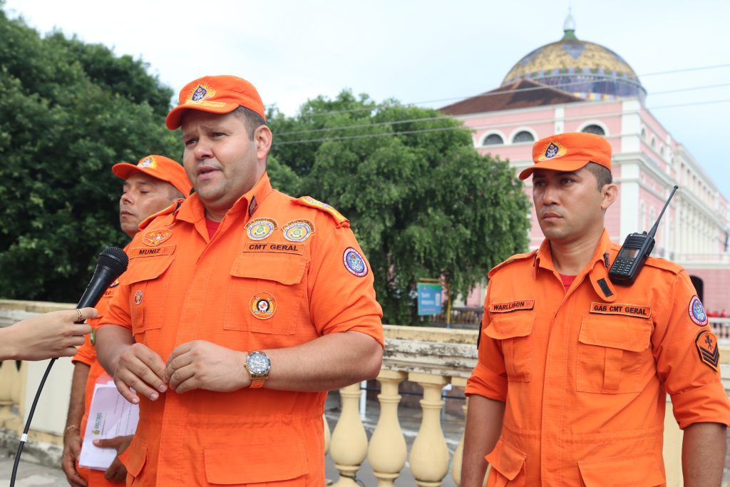 Reveillon do Largo Corpo de Bombeiros realiza vistoria final dos fogos de artificio 3 Coronel Orleilso Muniz comandante geral do CBMAM Foto Arthur Castro Secom 1024x683 1