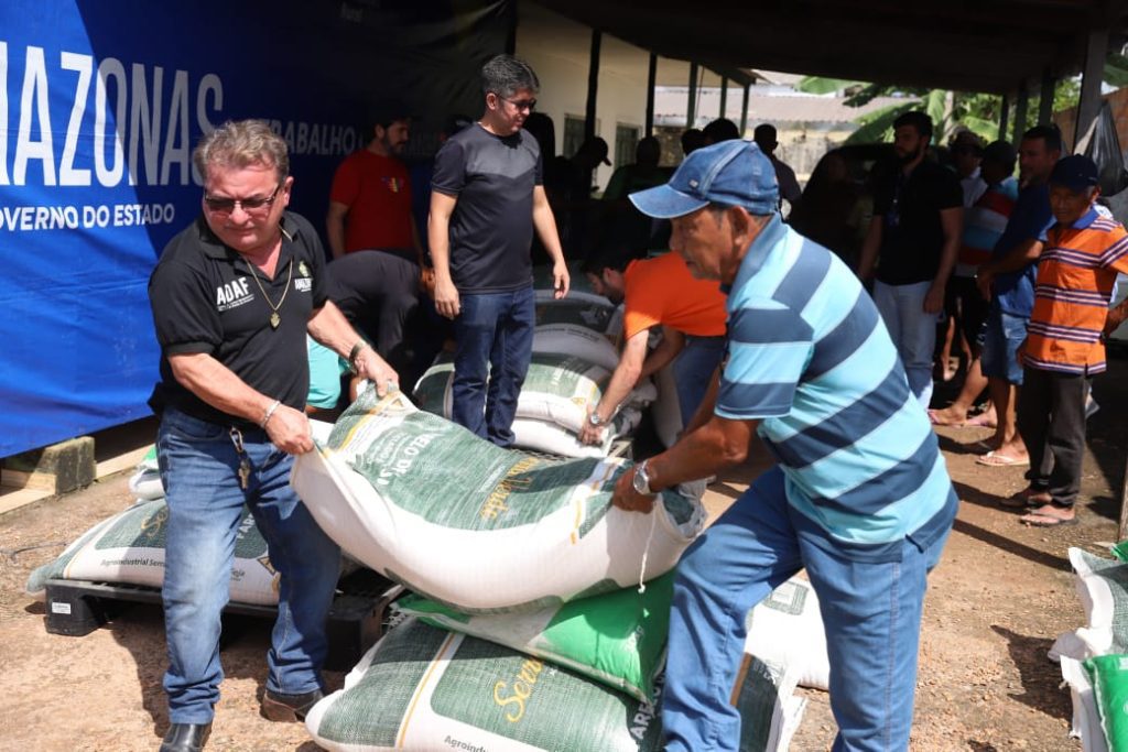 Foto Isaac Maia Sepror Entrega de racao para bovideos em Careiro Castanho 3 1024x683 1