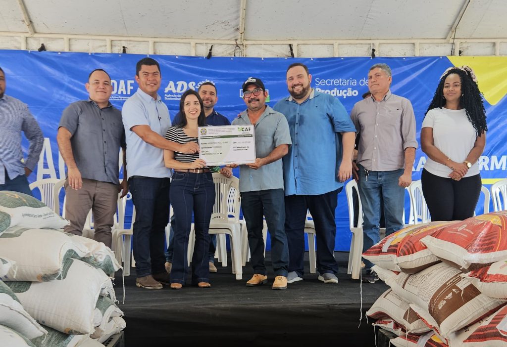 Idam entrega documentos rurais a agricultores familiares de Presidente Figueiredo Informe Manaus Idam entrega de documentos rurais Presidente Figueiredo Fotos Divulgacao 1 1024x702 1