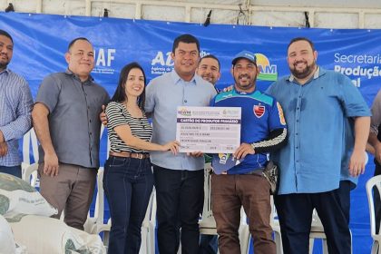 Idam entrega de documentos rurais Presidente Figueiredo Fotos Divulgacao 2 1024x927 1